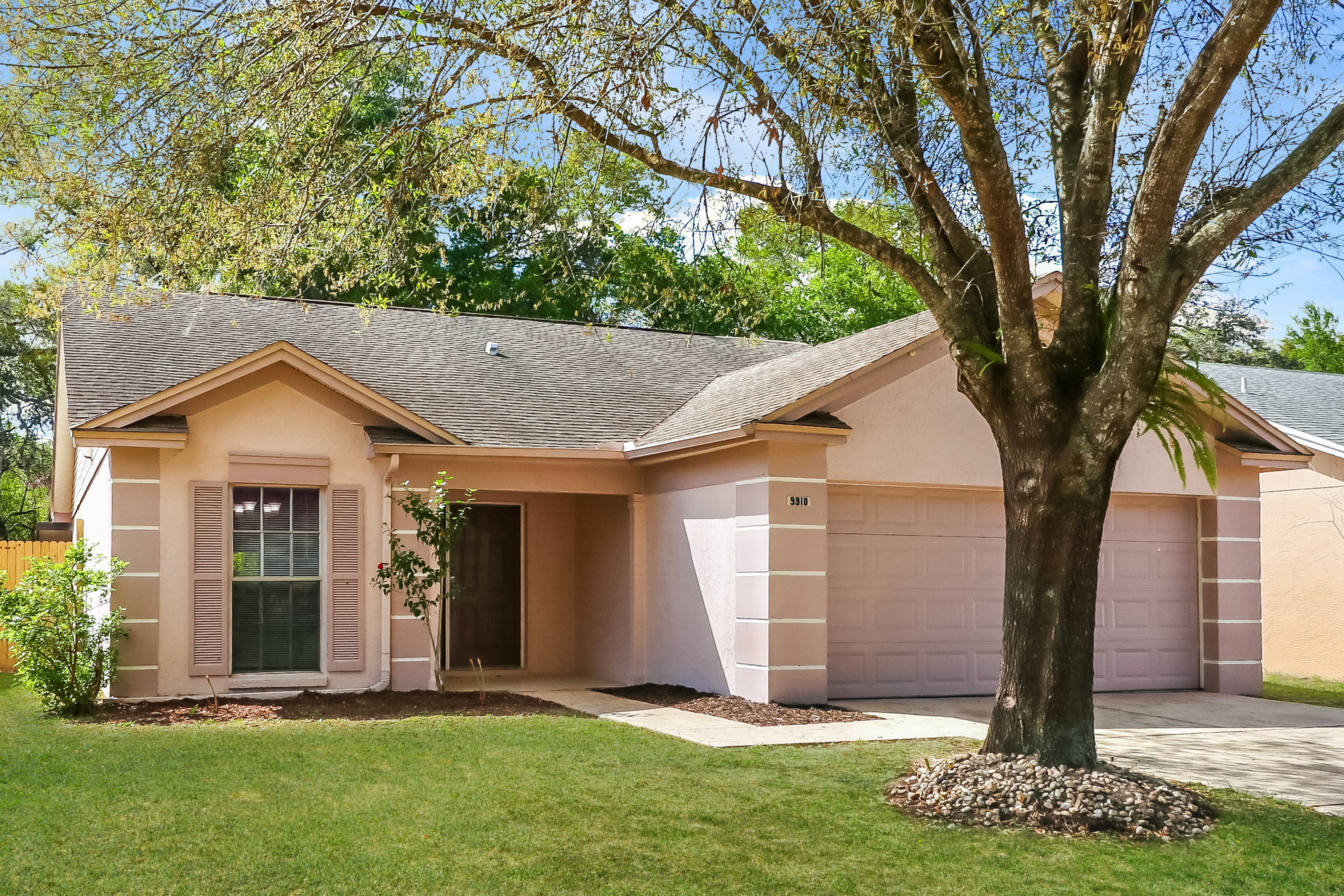 9910 SIR FREDERICK ST TAMPA, FL 33637